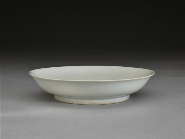 甜白釉五龍紋盤