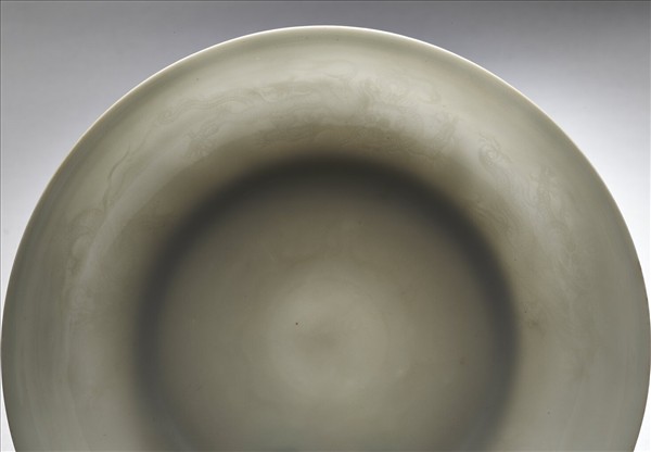 甜白釉五龍紋盤