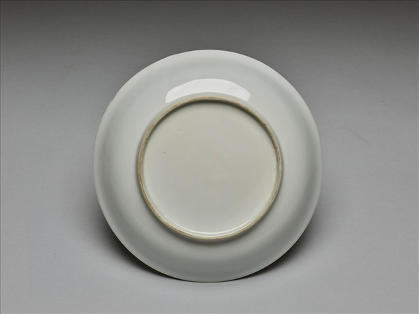 甜白釉五龍紋盤