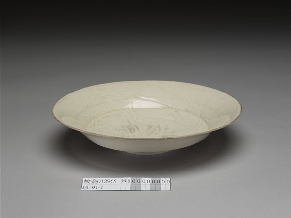 定窯 白瓷劃花蓮塘鴛鴦紋盤