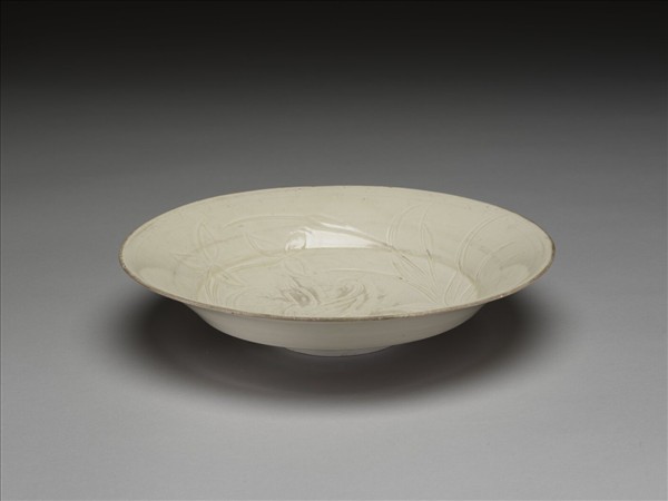 定窯 白瓷劃花蓮塘鴛鴦紋盤