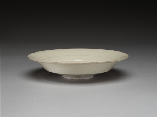 定窯 白瓷劃花蓮塘鴛鴦紋盤