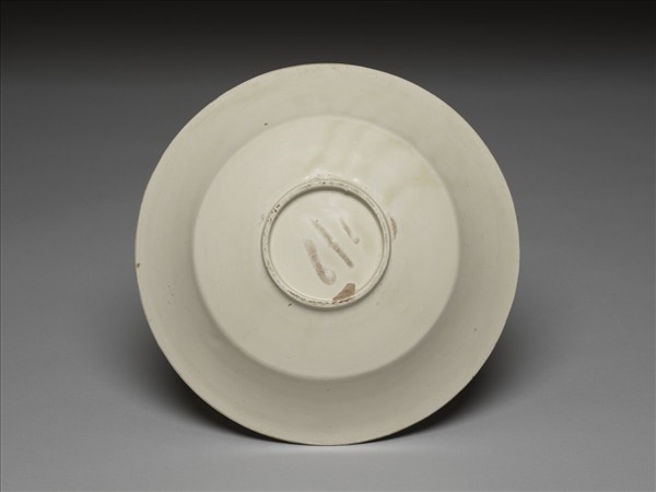 定窯 白瓷劃花蓮塘鴛鴦紋盤