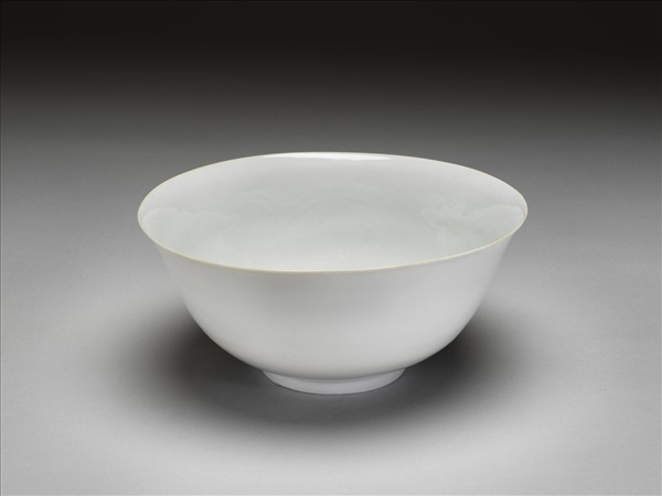 甜白釉雙龍紋碗