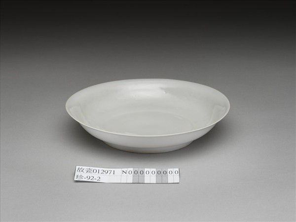 甜白釉雲龍紋盤