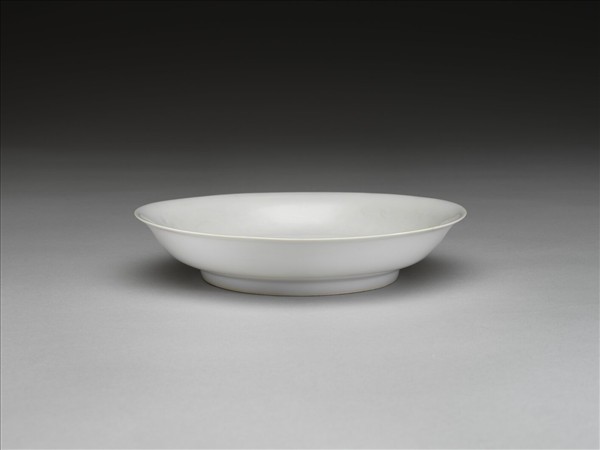 甜白釉雲龍紋盤