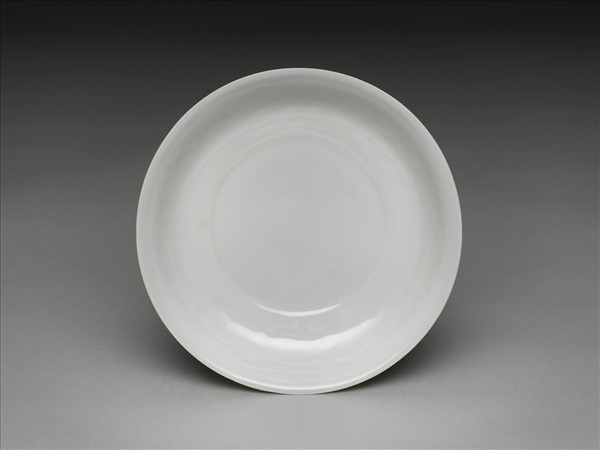 甜白釉雲龍紋盤