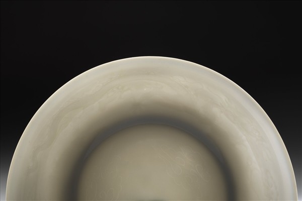 甜白釉雲龍紋盤