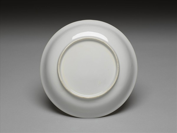 甜白釉雲龍紋盤