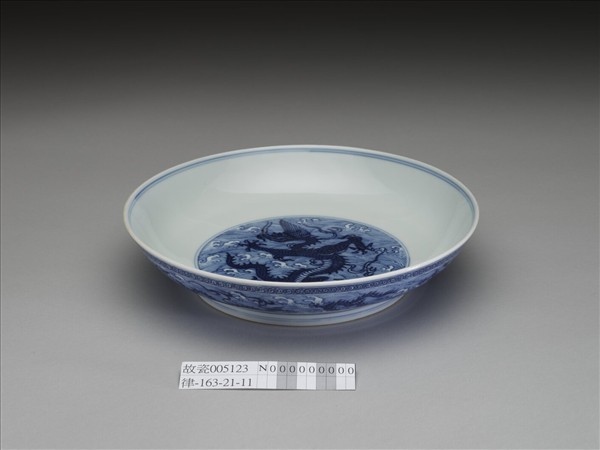 青花波濤龍紋盤