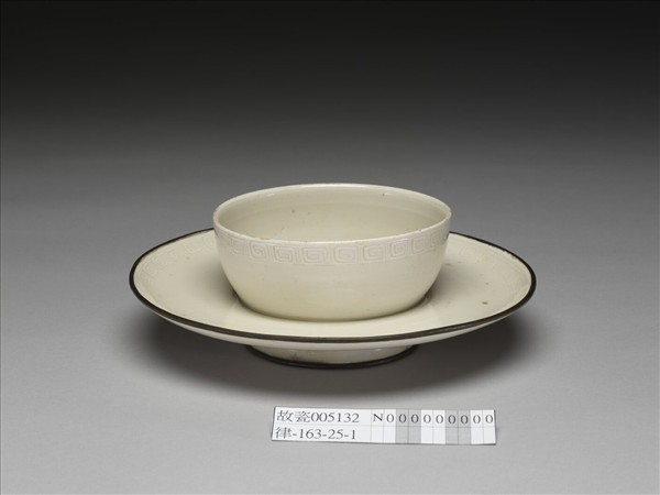 白瓷劃花回紋盞托