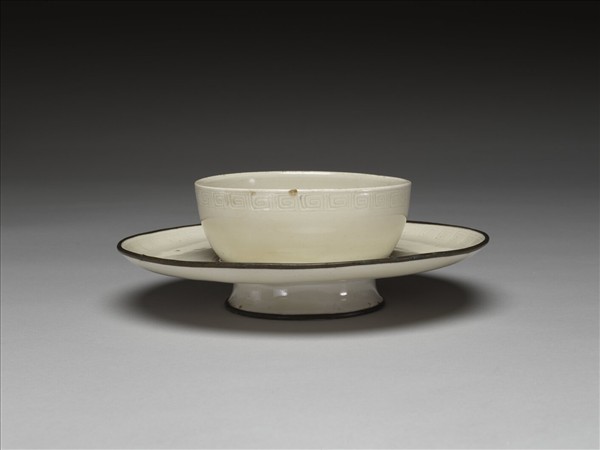 白瓷劃花回紋盞托