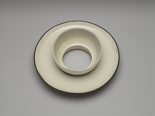 白瓷劃花回紋盞托