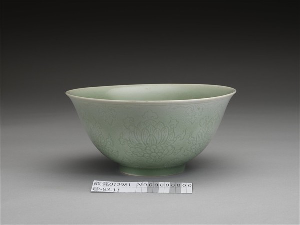 冬青釉劃花蓮花紋碗