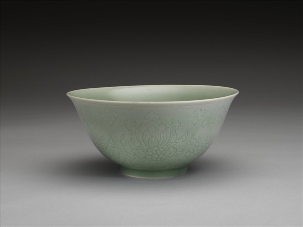 冬青釉劃花蓮花紋碗