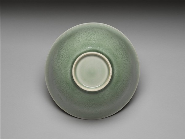 冬青釉劃花蓮花紋碗