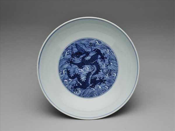 青花波濤龍紋盤