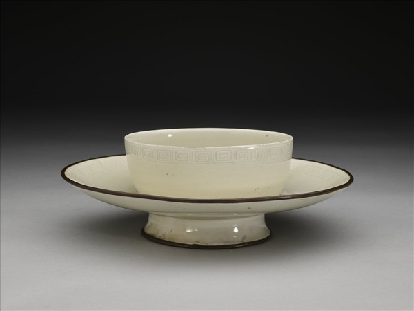 白瓷劃花回紋盞托