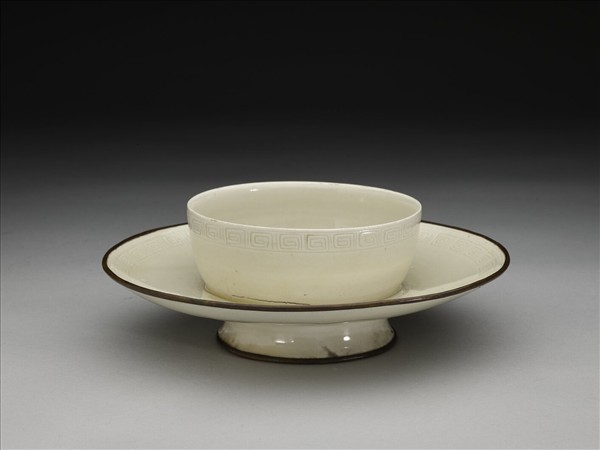 白瓷劃花回紋盞托