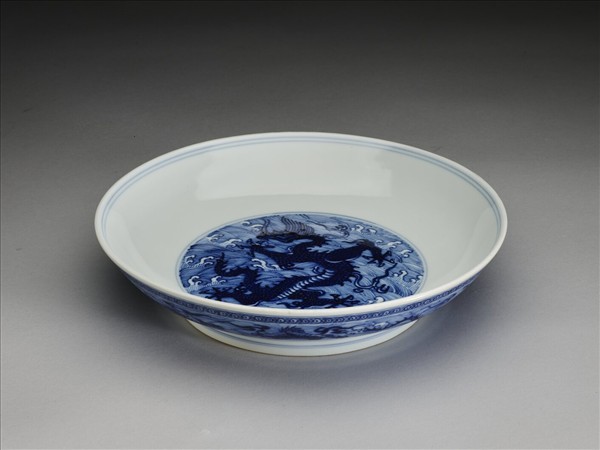 青花波濤龍紋盤