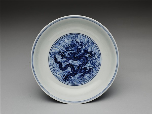 青花波濤龍紋盤