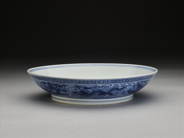 青花波濤龍紋盤