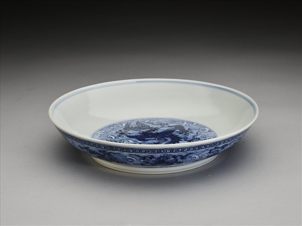 青花波濤龍紋盤