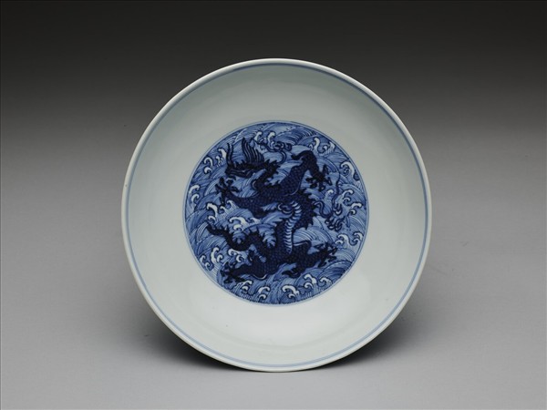 青花波濤龍紋盤