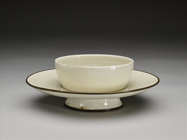 白瓷劃花回紋盞托