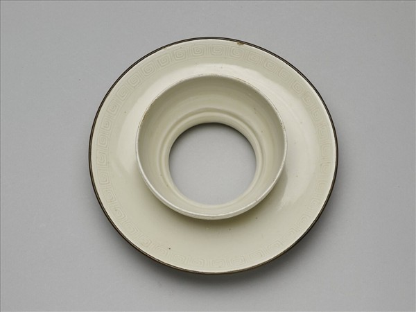 白瓷劃花回紋盞托