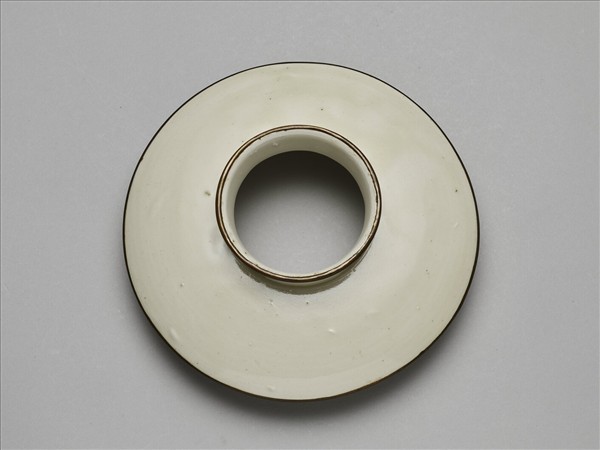 白瓷劃花回紋盞托