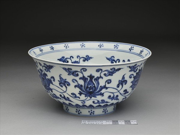 青花番蓮紋碗