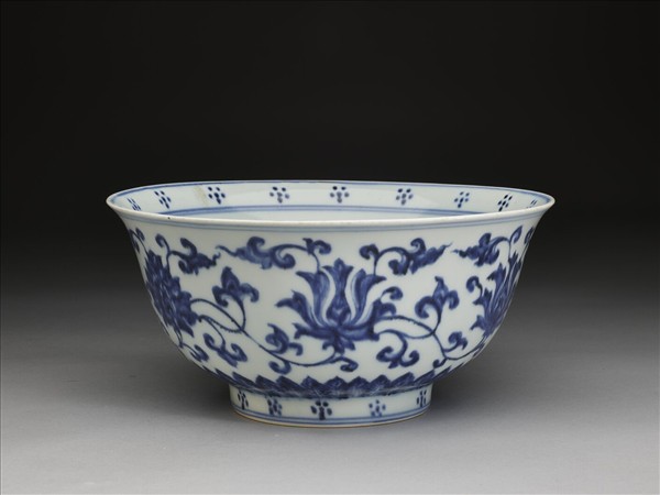 青花番蓮紋碗