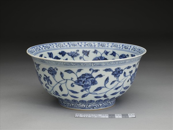 青花纏枝花卉紋碗