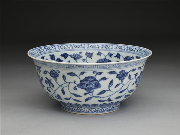 青花纏枝花卉紋碗