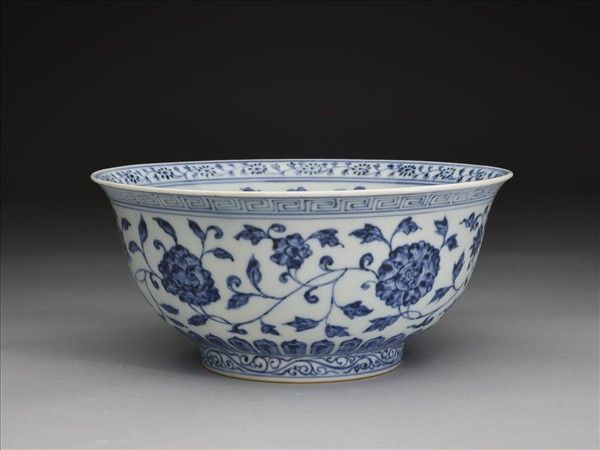 青花纏枝花卉紋碗
