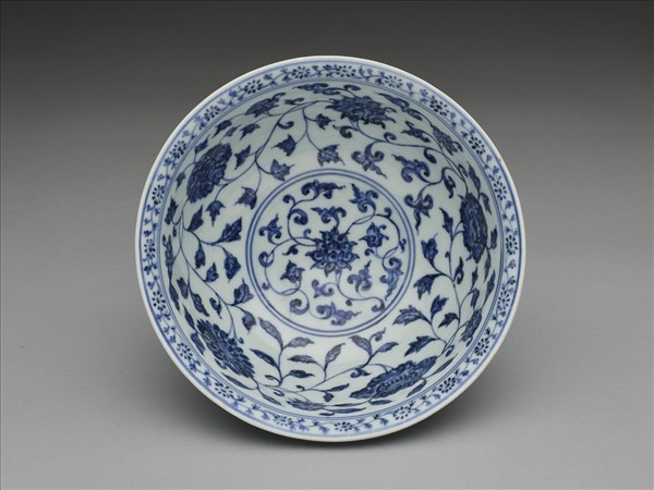 青花纏枝花卉紋碗