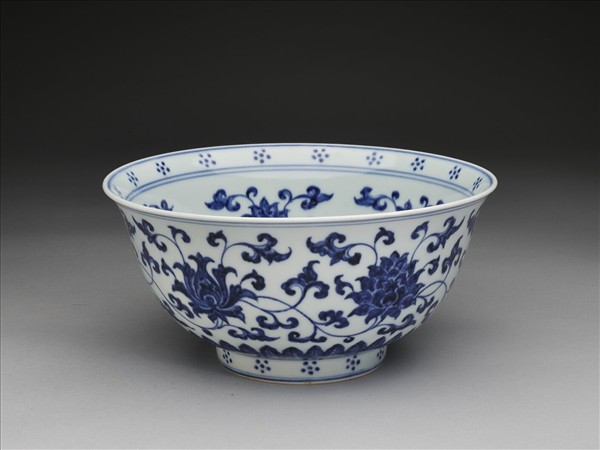 青花轉枝番蓮紋碗