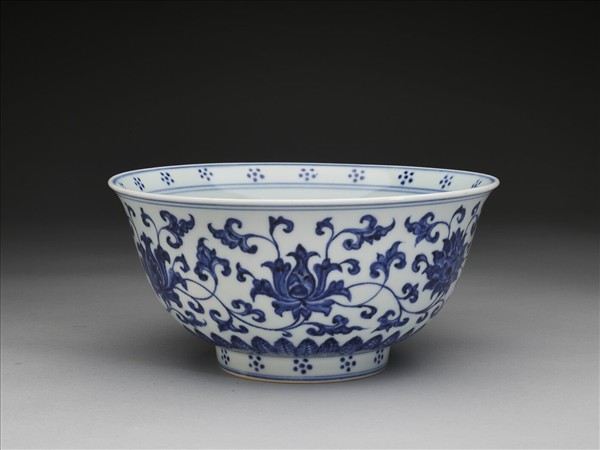 青花轉枝番蓮紋碗