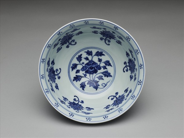 青花轉枝番蓮紋碗
