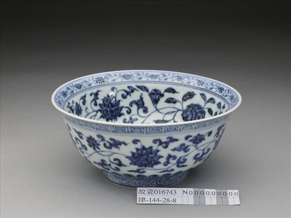 青花纏枝花卉紋碗