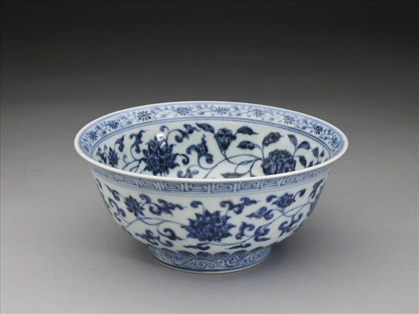 青花纏枝花卉紋碗