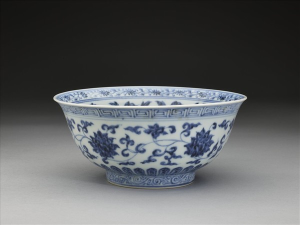 青花纏枝花卉紋碗