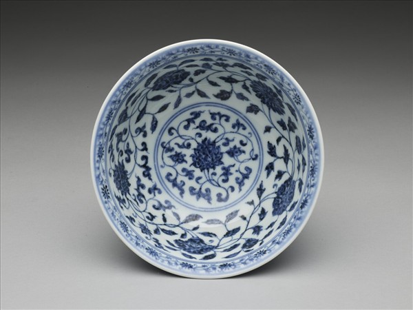 青花纏枝花卉紋碗
