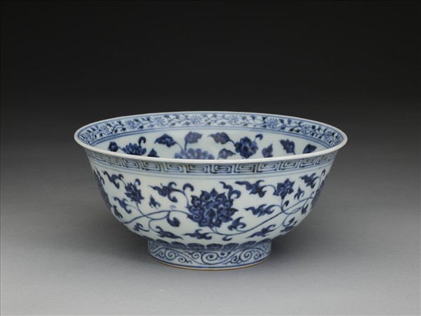 青花纏枝花卉紋碗