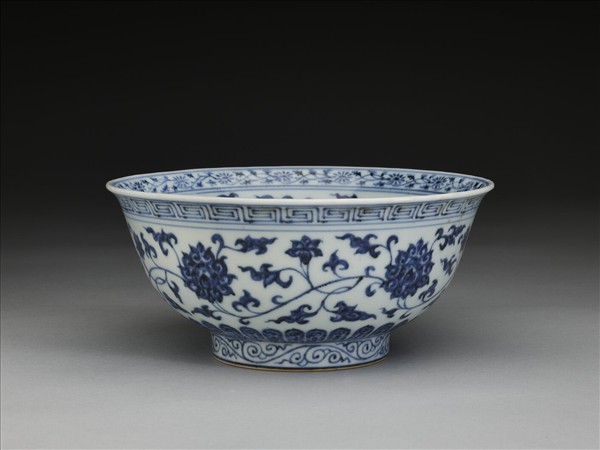 青花纏枝花卉紋碗