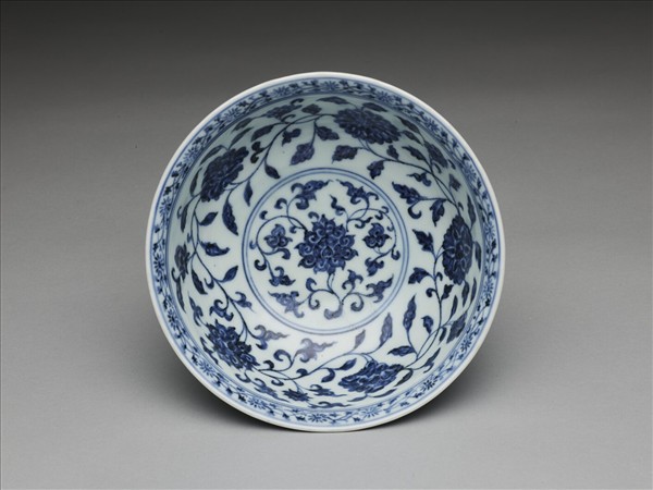 青花纏枝花卉紋碗