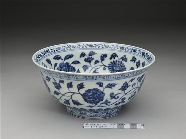 青花纏枝花卉紋碗