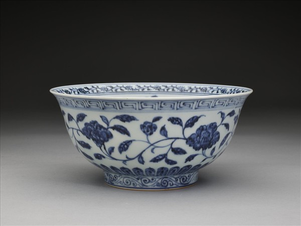 青花纏枝花卉紋碗