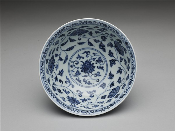 青花纏枝花卉紋碗